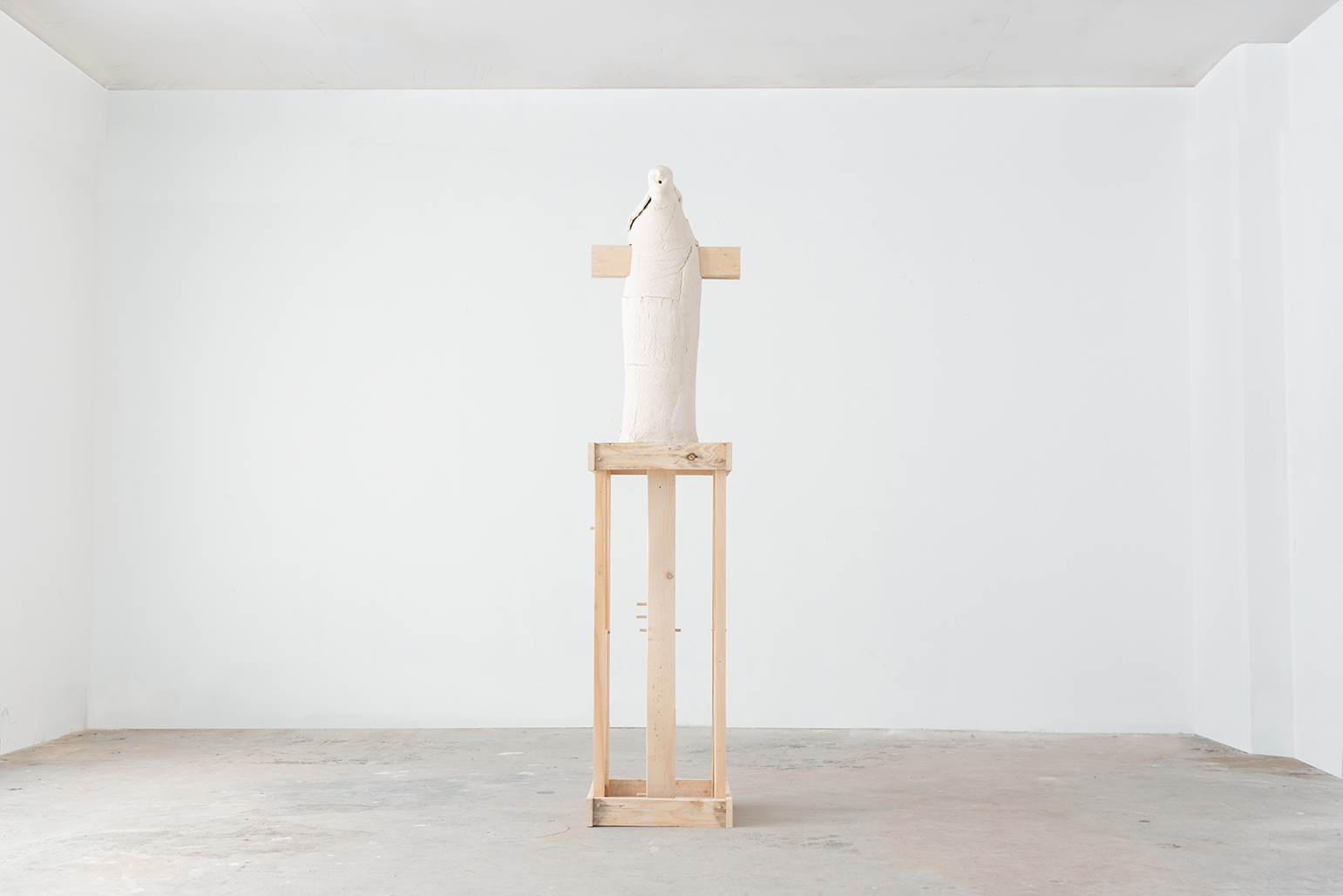 Gargouille (série de 8), 2024. Céramique, bois, dimensions variables. Photo © Pierre Sérot